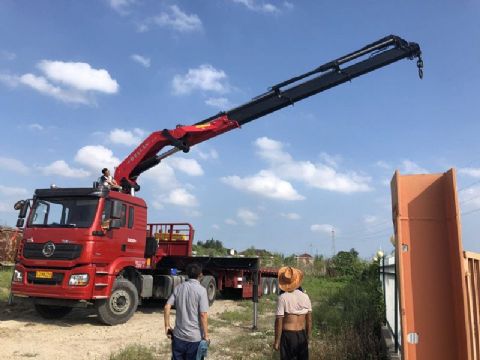 點擊查看詳細信息<br>標題：30噸折臂吊 閱讀次數(shù)：2660